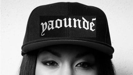Portrait en noir et blanc avec casquette Yaoundé.