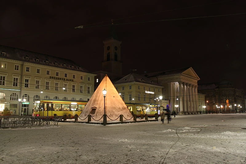 Place enneigée de nuit, visuel associé à À fleur d’épiderme.
