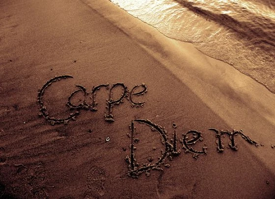 Carpe Diem écrit dans le sable.
