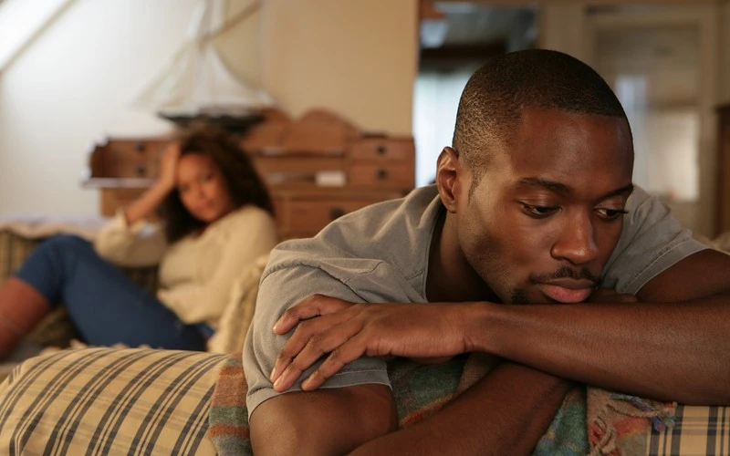 Couple dans un moment de distance.