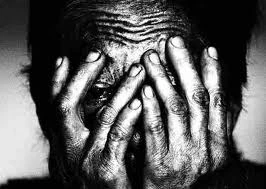 Visage entre les mains.