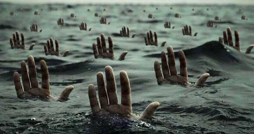 Mains émergeant d’une mer sombre.