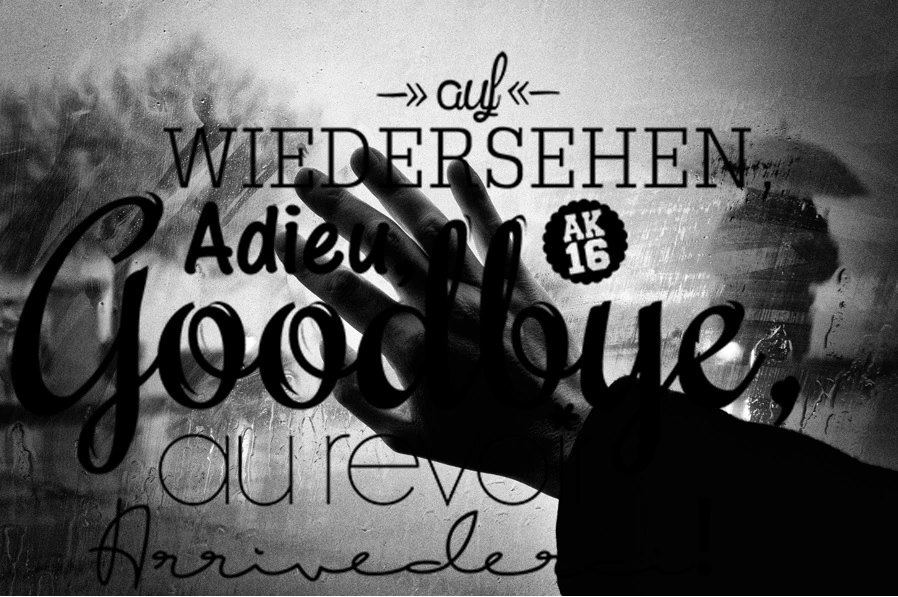 Main en silhouette devant une vitre embuée, avec les mots auf Wiedersehen, Adieu, Goodbye et Au revoir.