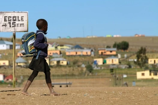 Enfant marchant vers l’école.