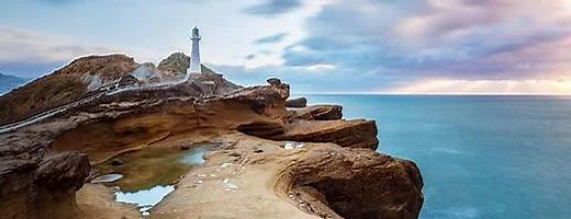 Littoral et phare, visuel associé à Par-delà la mer.