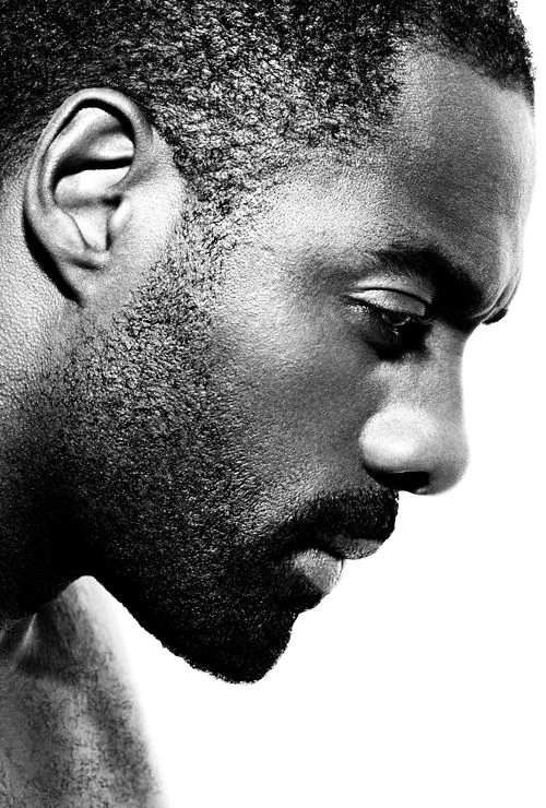 Portrait masculin introspectif.